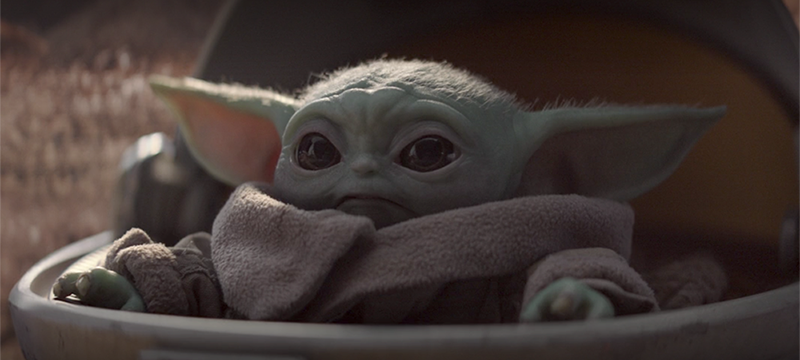 El pequeño juguete de Baby Yoda que mueve sus diminutas orejas y brazos